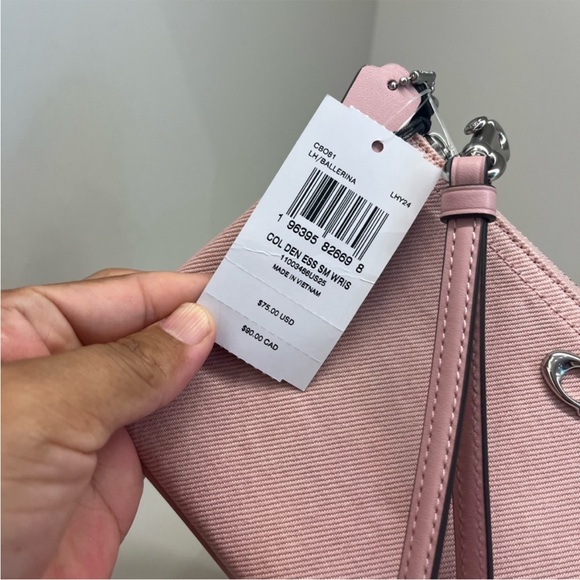 Coach Essential Small Wristlet #
CBO81 - Picture 8 of 8